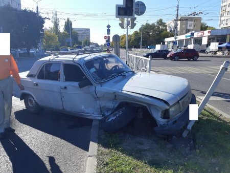 В центре Ставрополя столкнулись две легковушки. Три человека пострадали.