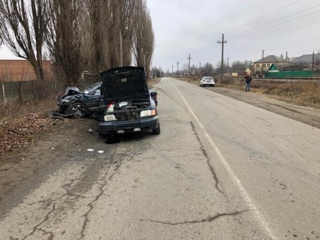 Под Ставрополем столкнулись две иномарки. Три человека пострадали.