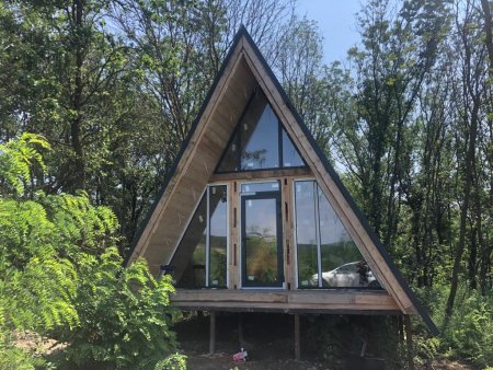 На оленьей ферме появились первые эко-дома A-frame