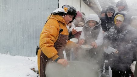 В Ессентуках на открытии зимнего купального сезона приготовили 50 литров наваристой ухи