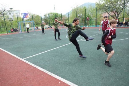 На спортплощадке обновленного сквера Победы в Горячеводске прошла городская спартакиада